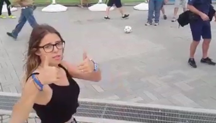 Periodista trasandina recibió fuerte pelotazo en la cara por creerse 