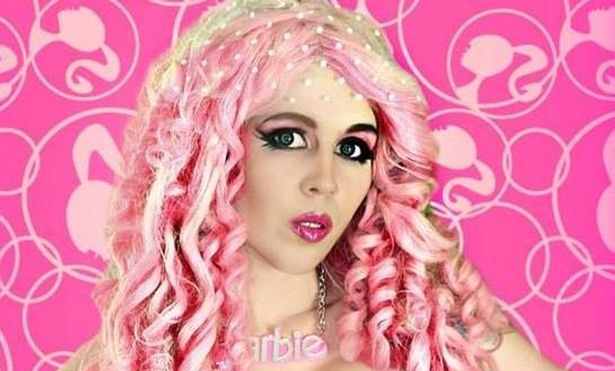 'Barbie humana' rusa se desnuda para protestar por cambios en popular red social