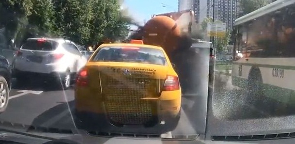 Asquerosa explosión: Video capta cómo camión lleno de excremento estalla en plena calle