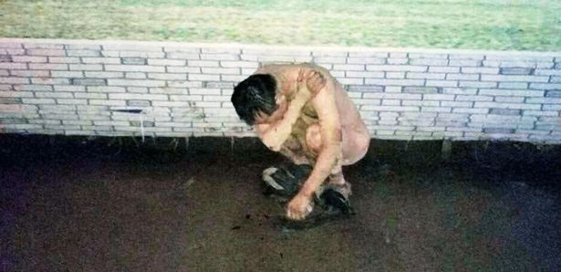 Apoderados dan paliza y desnudan a profesor chino acusado de violar a una de sus alumnas