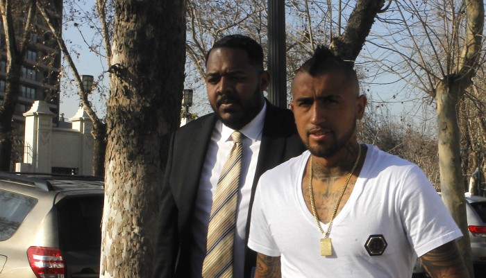 Excompañero de Arturo Vidal sorprende con insólito peinado inspirado en un animal