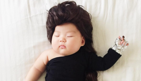 Cómicos resultados: joven madre viste a su bebé con divertidos disfraces mientras duerme