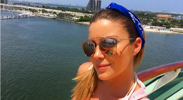 Catalina Vallejos es sorprendida besando a futbolista en concierto en Santiago