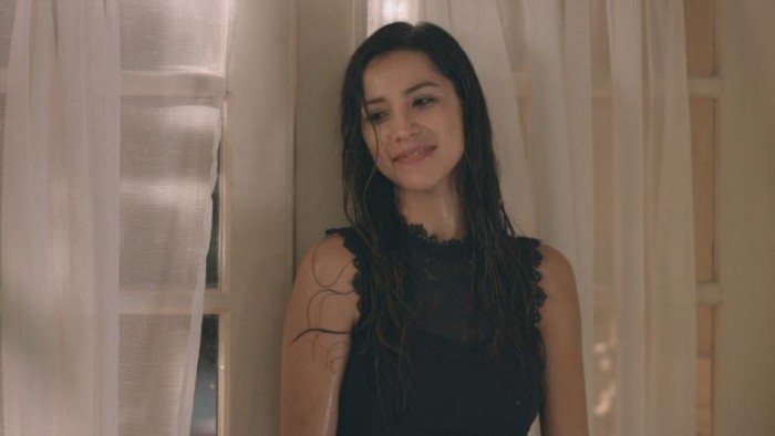 Actriz Loreto Aravena se llena de piropos tras compartir foto con nuevo look