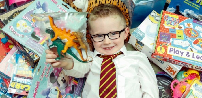 Tiene un gran corazón: pequeño decidió donar todos sus regalos a niños abandonados