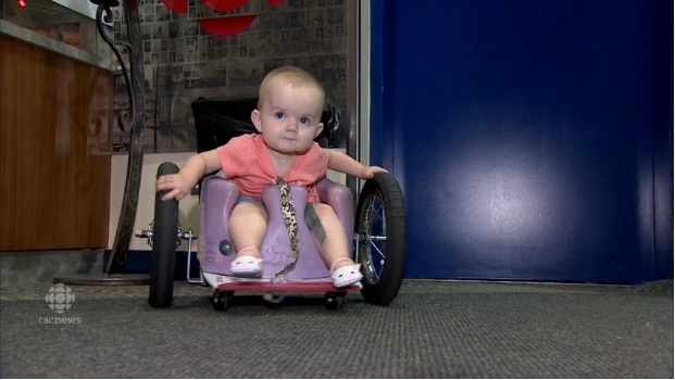 La historia de Evelyn Moore: la bebé que aprendió a andar en silla de ruedas tras parálisis