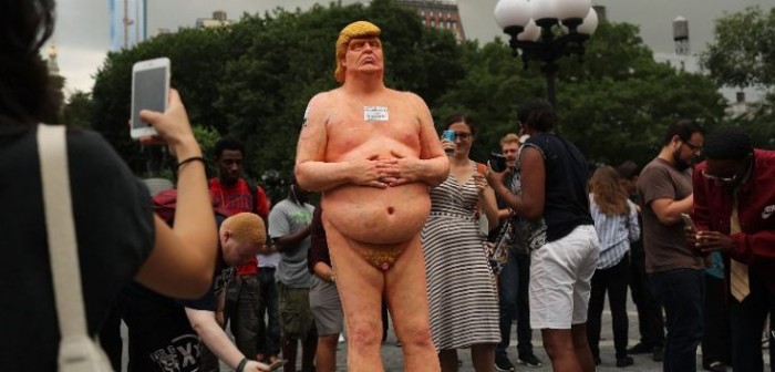 Estatua de Donald Trump desnudo causa locura en Nueva York