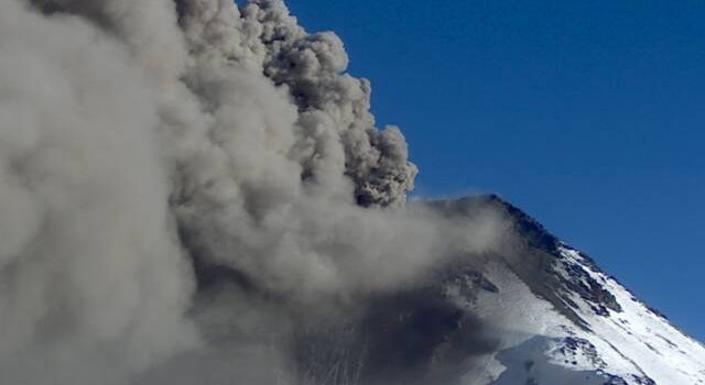 Volcán Nevados de Chillán presenta nuevo pulso eruptivo