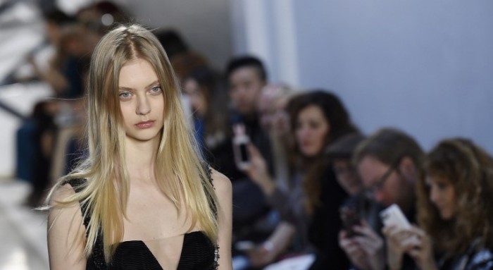 ¿Por qué las modelos casi nunca sonríen?