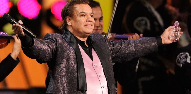 Impacto ha causado video de Juan Gabriel caminando con ayuda a la salida de un concierto