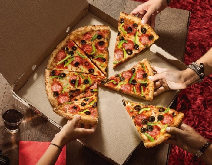 Acusan a cadena Pizza Hut de usar ingredientes vencidos en preparaciones