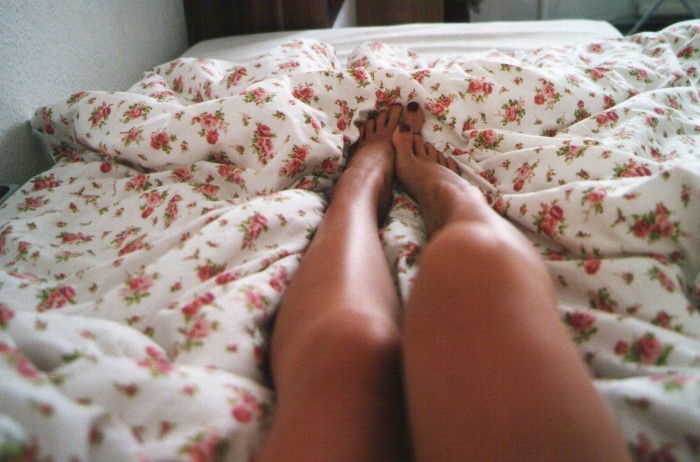 La razón por la que a veces dormimos con un pie fuera de las sábanas