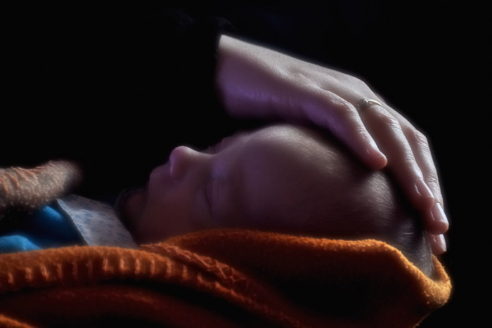 Video captó terrible momento en que mujer lanzó a su sobrino recién nacido desde un balcón