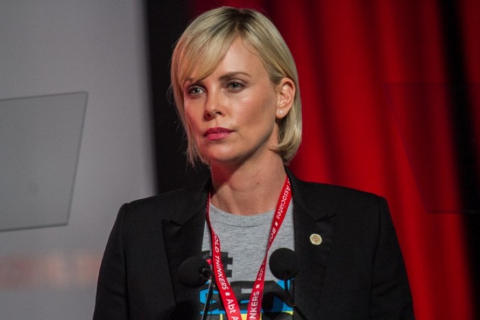 Actriz Charlize Theron reaparece con varios kilos de más por nuevo papel: subió unos 15