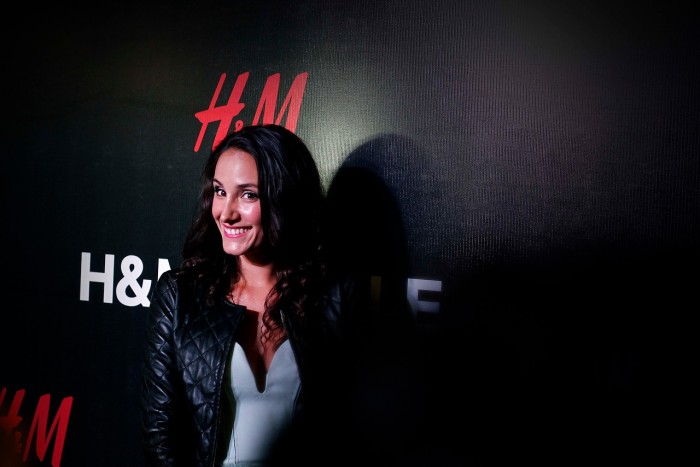 ¿Mal gusto? Isidora Urrejola se llenó de críticas por look usado en evento de H&M