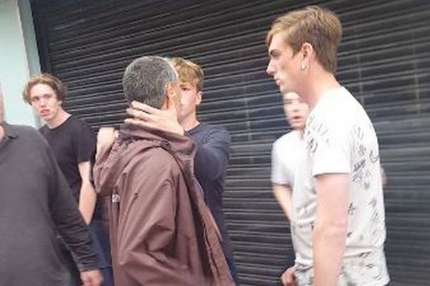 Video muestra cómo joven colapsó tras ser apuñalado en el cuello con un par de tijeras