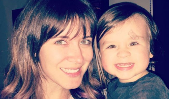 Carla Jara explica con un video por qué su hijo usa un parche en la ceja