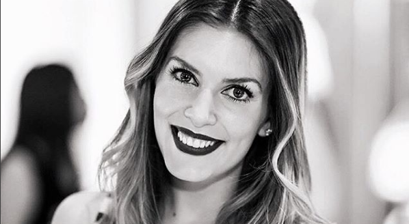 Euge Lemos llamó la atención con especial atuendo: se unió a la moda de prendas íntimas