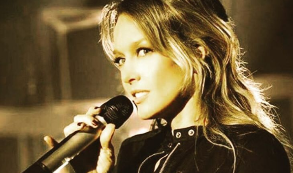 Cantante Fey regresa con nuevo disco y renovada apariencia a sus 43 años