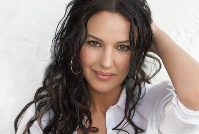 Actriz Mónica Bellucci sorprende con sensual desnudo a sus 51 años