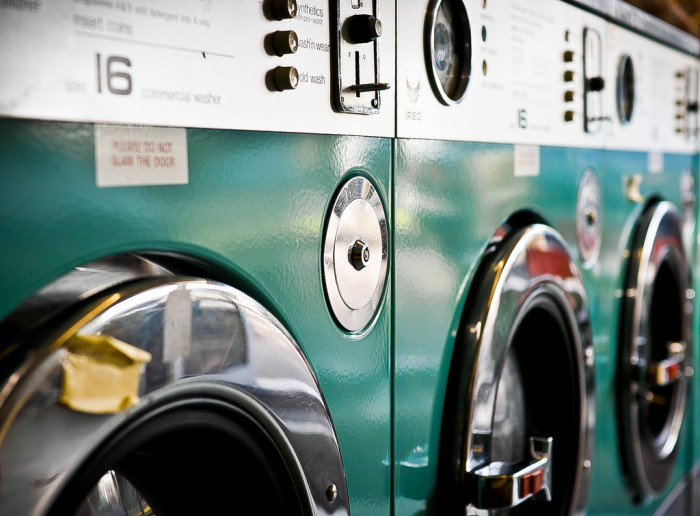 Sorpresa por reseña de clienta desnuda de lavadora que compró en multitienda inglesa