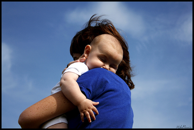 Bebé sufre una extraña condición que no lo deja sonreír: “luce siempre enojado”