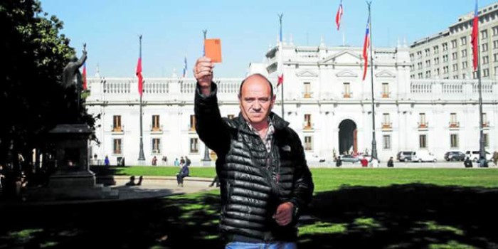 Candidato a concejal: exárbitro Rubén Selman se llena de bromas por detalle en su afiche