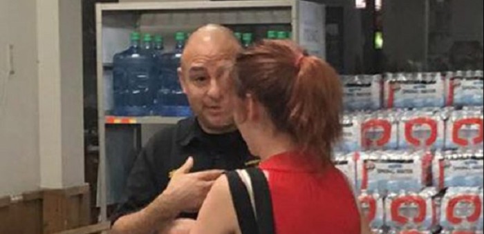 La insólita amenaza de un policía a madre que amamantaba a su hijo en la vía pública