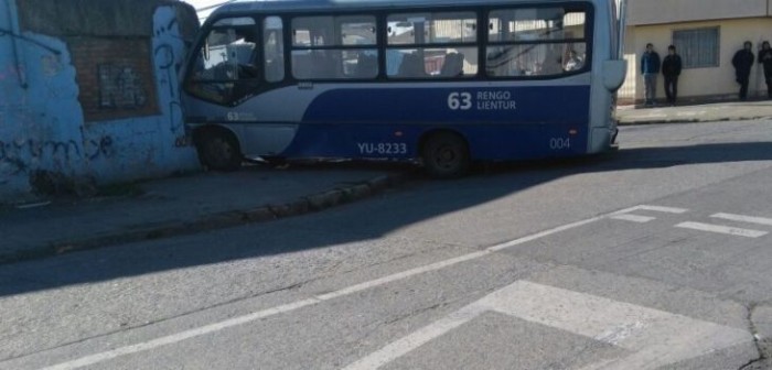 Taxibús termina incrustado en un muro tras colisionar con vehículo en Concepción