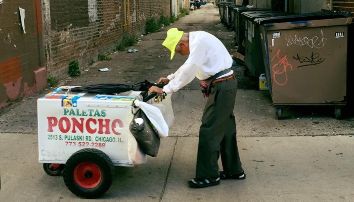 Fotografía de anciano de 89 años con su carro de helados conmovió Facebook