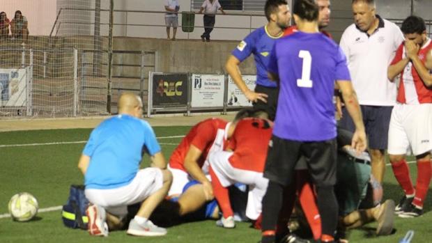 Referí salvó la vida de jugador que convulsionó en el campo tras brutal cabezazo con rival