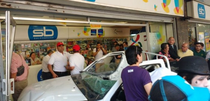 Camioneta chocó con farmacia tras caída de fachada de edificio en Santiago
