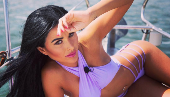 Chica del tiempo sufre impasse en TV rumana: se le bajó el corsé en vivo