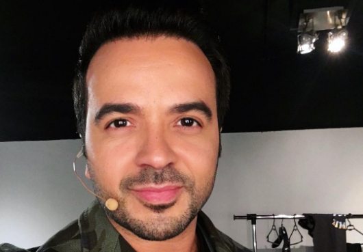Luis Fonsi recibe ola de bromas tras publicar foto de intrigante marca en su cuerpo