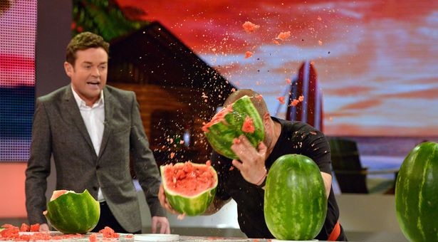 Hombre rompió 9 sandías con su cabeza en concurso de televisión: no ganó nada