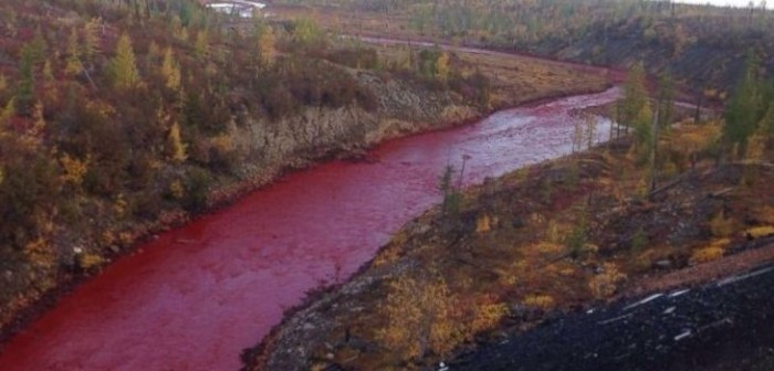 Investigan misterio tras el cambio de color de las aguas de un río en Rusia: Ahora es rojo