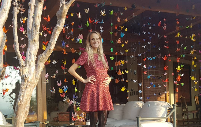 Javiera Suárez comparte adorable imagen junto a su esposo: muestra su crecida guatita