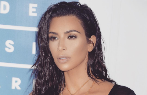 Kim Kardashian llegó a evento de moda 