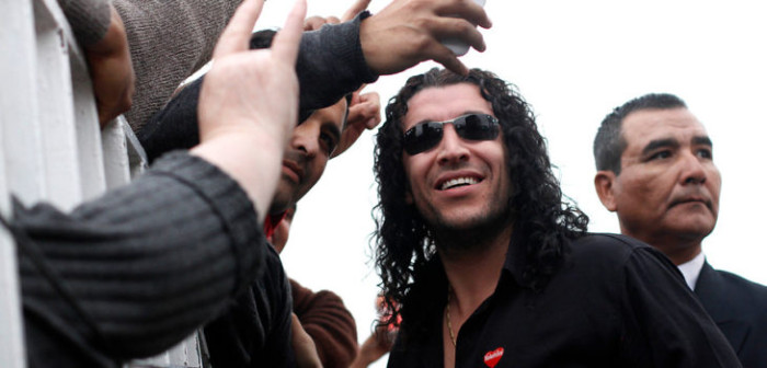 Camioneta en la que se trasladaba cantante Leo Rey es baleada por desconocidos