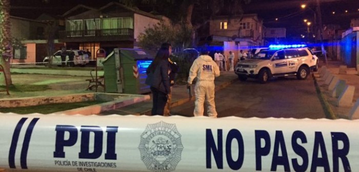 Menor de 13 años es asesinada de múltiples puñaladas en plaza de Iquique