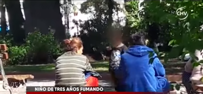Menor de tres años es captado fumando y pidiendo dinero en pleno centro de Curicó