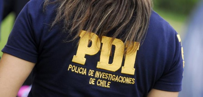 Detienen a funcionaria de la PDI por amenazas y lesiones: se ofuscó por 'topón' a su auto