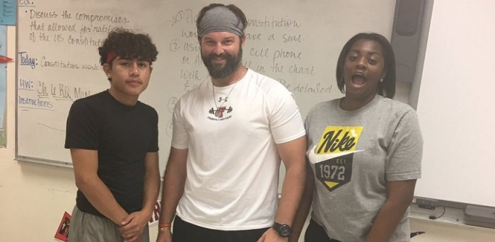 Alumno le regala a su profesor algo con lo que soñaba desde pequeño: la historia es viral