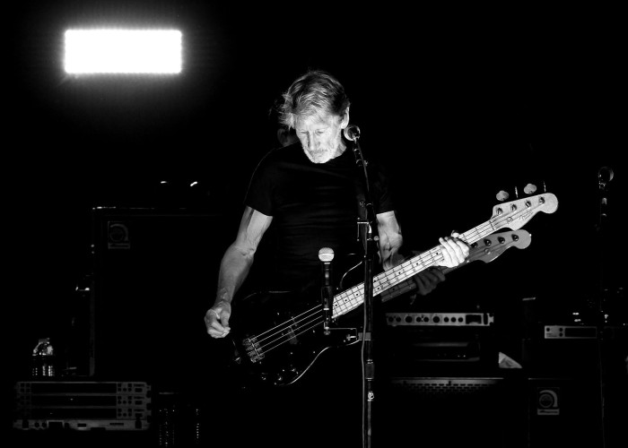 Fundador de Pink Floyd ridiculiza a Donald Trump en fotos durante concierto