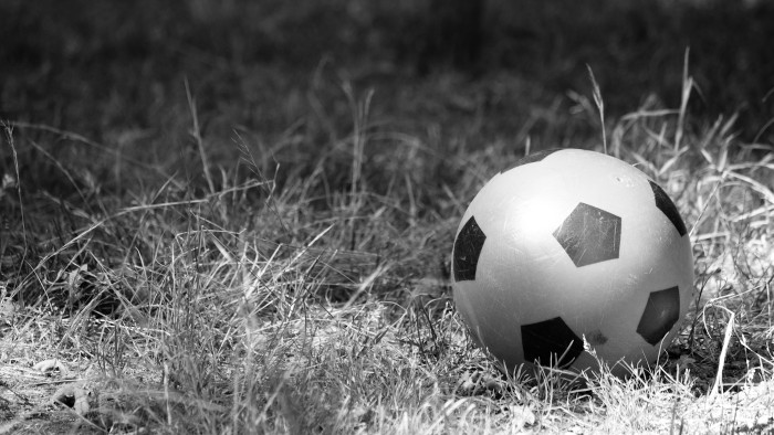 Amenazan a futbolista de selección Colombia por firmar con club rival