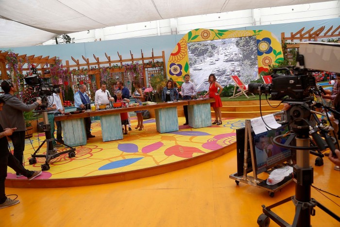 Panelista de 'Bienvenidos' analiza participar en Vedetón: compañeros la están convenciendo