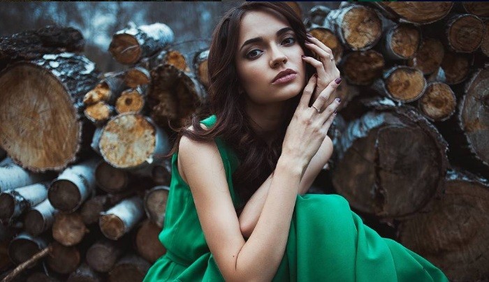 Hermosa periodista de Siberia se convierte 'sin querer' en el 