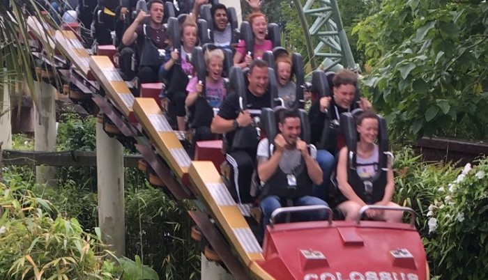 Prohibieron a mujer subir a montaña rusa por insólita razón: el tamaño de sus pechos