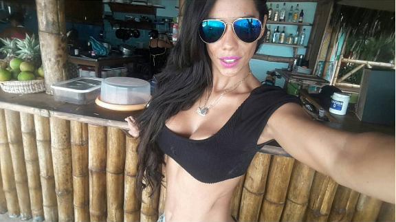 Espectacular musa de Manos al Fuego intenta 'desconcentrar' a La Roja en Guayaquil