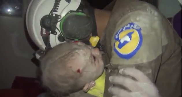 La trágica historia de la bebé rescatada de la muerte en Siria: video impactó a millones